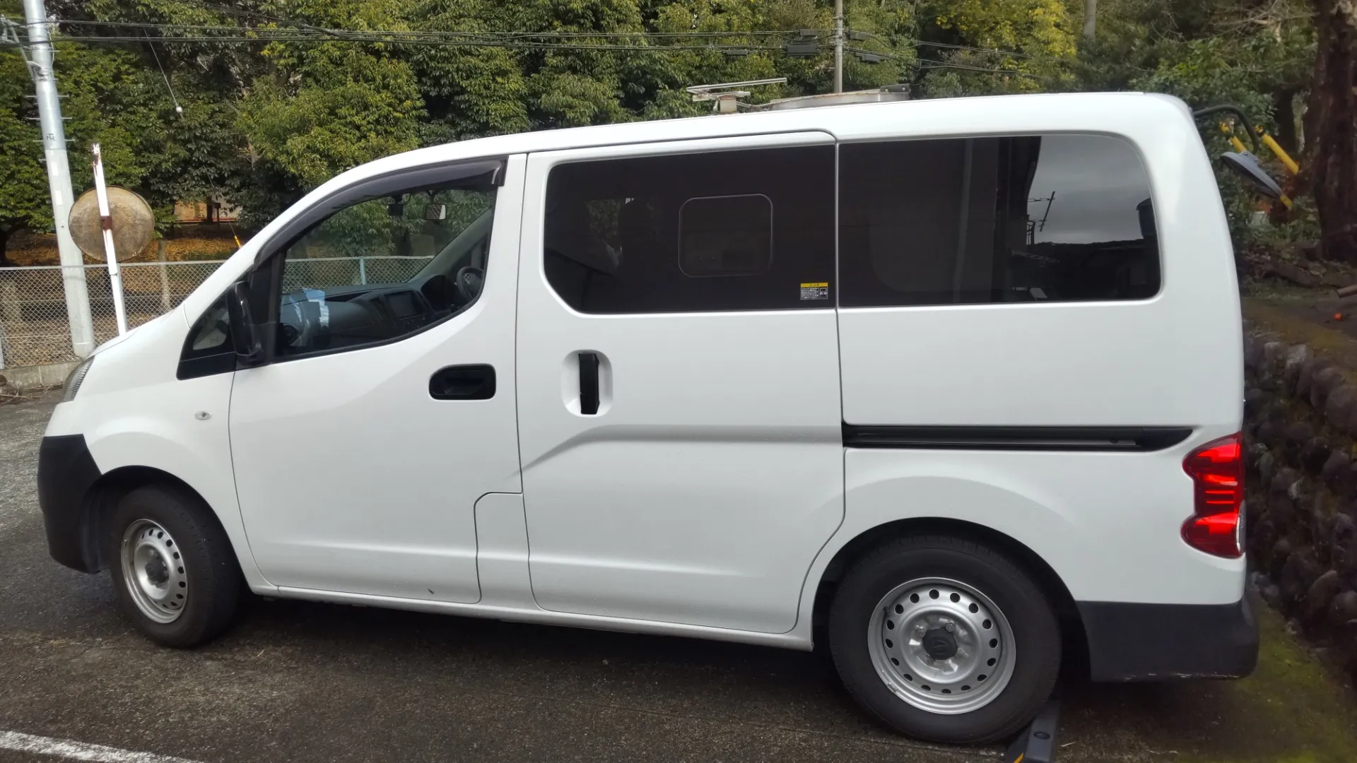 ロゴもない無地の車で火葬車とは気付きにくいです